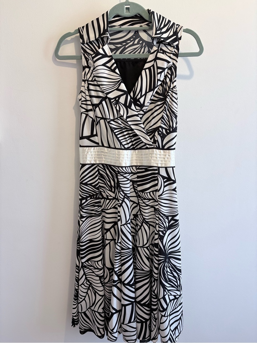 ZOOC Black White Graphic Leaf Print Sleeveless Blazer Collar Midi Dress